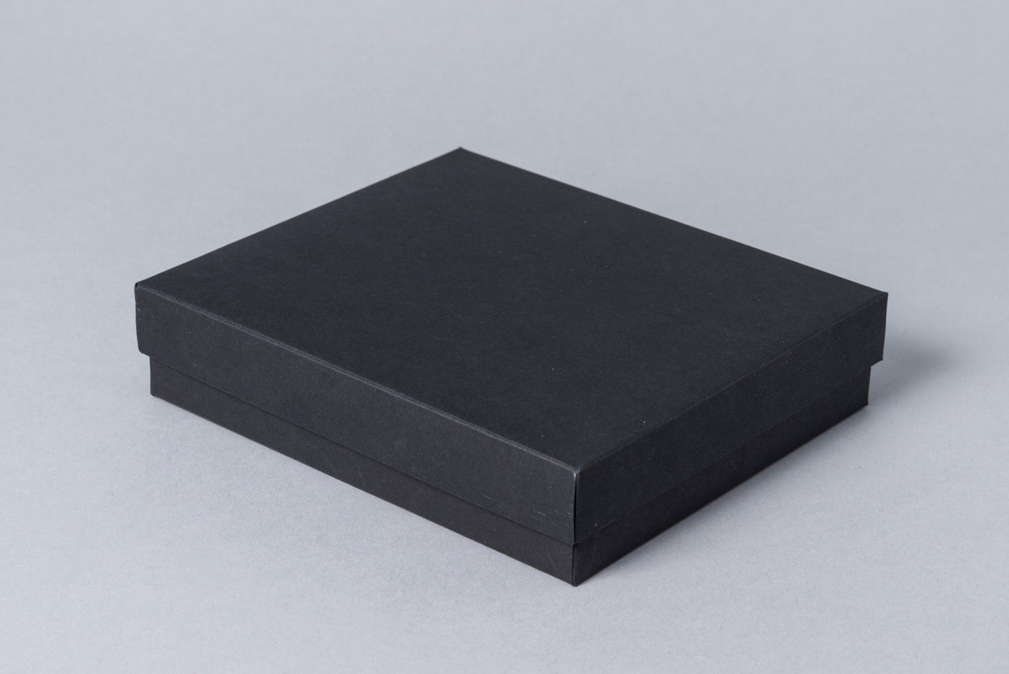 Dāvanu kaste no krāsaina kartona 140x120x30 mm