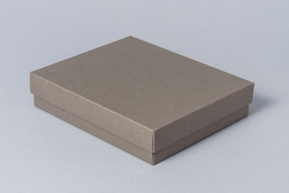 Dāvanu kaste no krāsaina kartona 140x120x30  mm