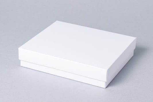 Balta kaste ar vāku 140 x 120 x 30 mm , 250g kartons